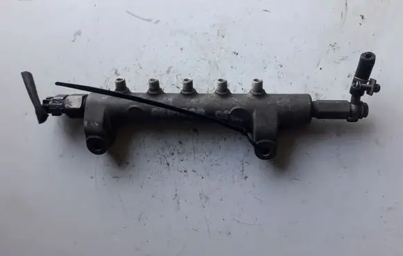 Nissan Primera Fuel distributor D4G00727