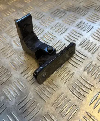 Mercedes-Benz E W213 Front door lower hinge A047058 V205A1