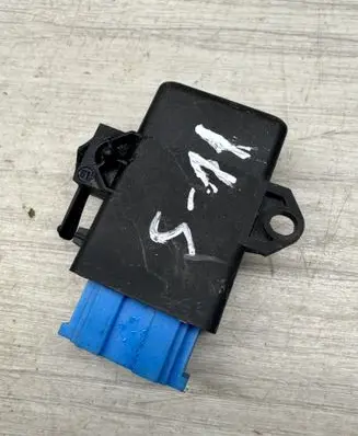 Volkswagen Golf VI Seat heating relay 5K0959772A