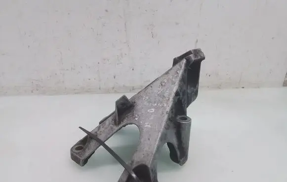 Audi A4 S4 B6 8E 8H Engine mounting bracket 8E0199307