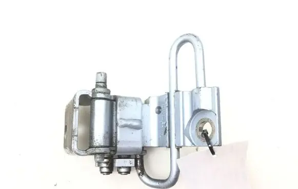 Volkswagen Touareg I Rear door lower hinge 7L0833412