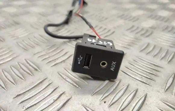Nissan Qashqai USB socket connector 795405004