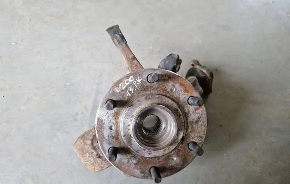 Mitsubishi L200 Front wheel hub spindle knuckle