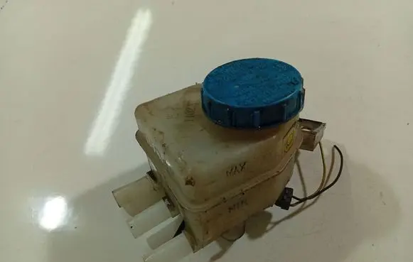 Nissan Almera Tino Brake fluid reservoir 