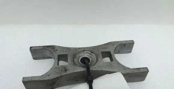 Volkswagen Golf VII Fuel Injector clamp holder 04L216