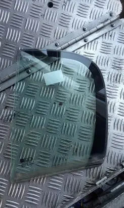 Opel Signum Rear side window AS2