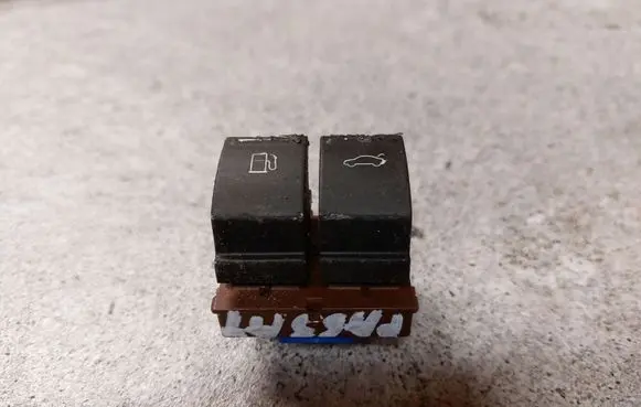 Volkswagen PASSAT B6 Fuel tank opening switch 3C0959903