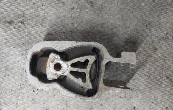 Ford S-MAX Engine mount bracket B102
