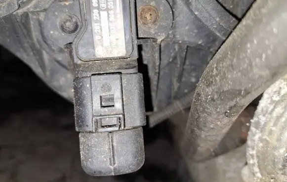 Volkswagen Golf V Air pressure sensor 0261230095 03c906051