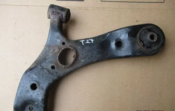 Toyota Avensis T270 Front lower control arm/wishbone 812737SRL