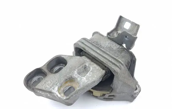Infiniti Q30 Engine mount bracket