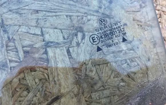 Volkswagen Golf IV Front windscreen/windshield window 43R001352