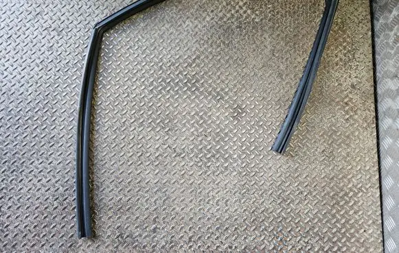 Ram 1500 DT Rubber seal front door window/glass 