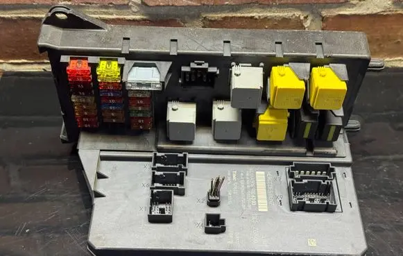 Mercedes-Benz Sprinter W906 Fuse module A9069006303 A9069017501 A9069024301
