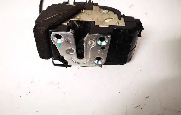 Nissan X-Trail T32 Front door lock 
