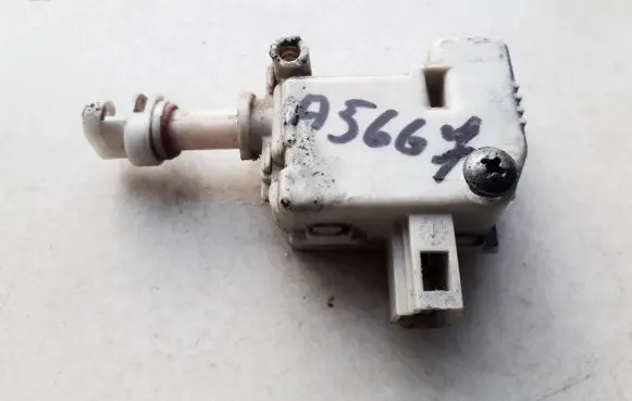 Volkswagen PASSAT B5 Central locking motor 380959782