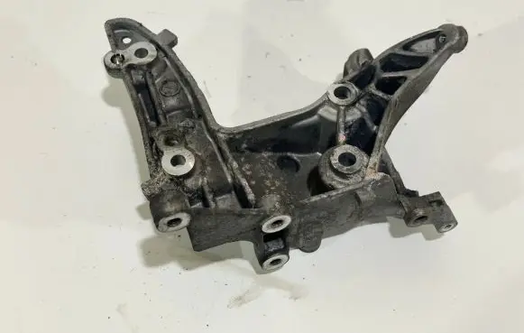 Citroen C4 II Engine mounting bracket 9684613880