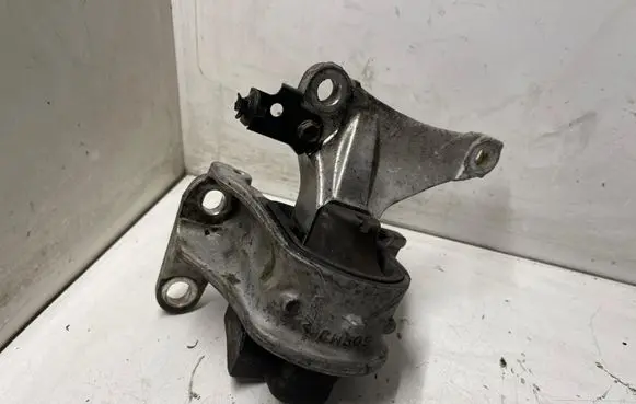 Honda Civic Engine mount bracket 52SMJ