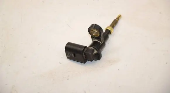 Volkswagen Golf VII Coolant temperature sensor 04E919501B 10786