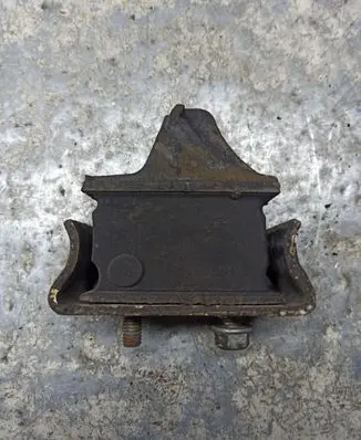Volkswagen II LT Engine mount bracket