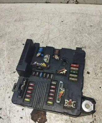 Renault Scenic II - Grand scenic II Fuse module 8200306032A 04185 S118399200D