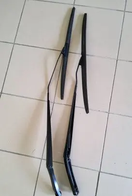 Chrysler Town & Country V Front wiper blade arm