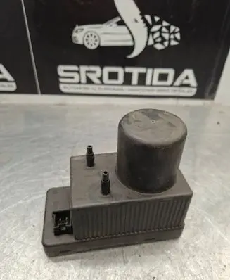 Mercedes-Benz C W203 Central locking vacuum pump 2038000048 0132006365 04008100203