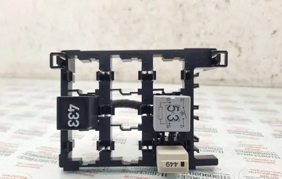 Volkswagen Touran I Fuse module 1T1937503A
