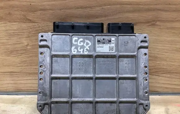 Toyota Avensis T250 Engine control unit/module 8966105E20 MB2753003931