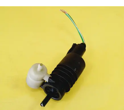 Volkswagen PASSAT B5 Windscreen/windshield washer pump 1J0973722
