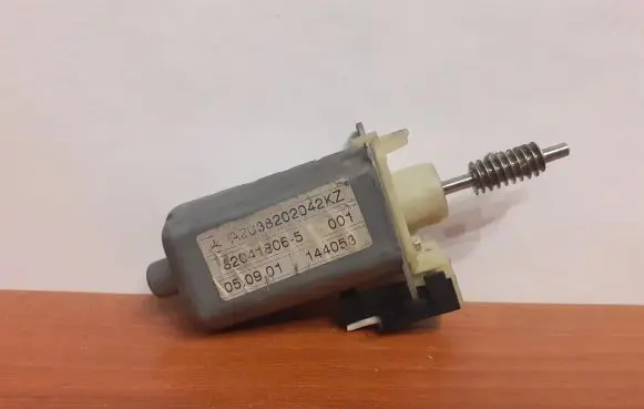 Mercedes-Benz C W203 Seat adjustment motor 0390201940 A2038202042