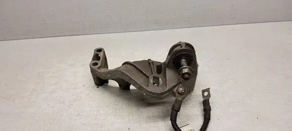 Engine mounting bracket