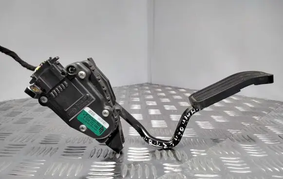 Seat Alhambra (Mk1) Accelerator throttle pedal 7M3721603A YM219F836CB