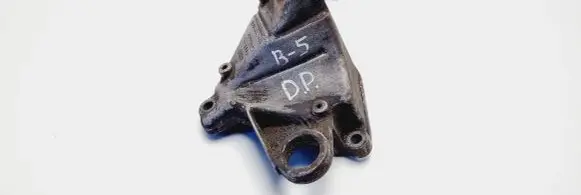 Volkswagen PASSAT B5 Engine mounting bracket 8D0399114L