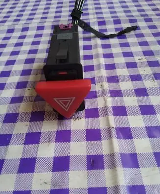 Skoda Octavia Mk1 (1U) Hazard light switch 1U0953235B