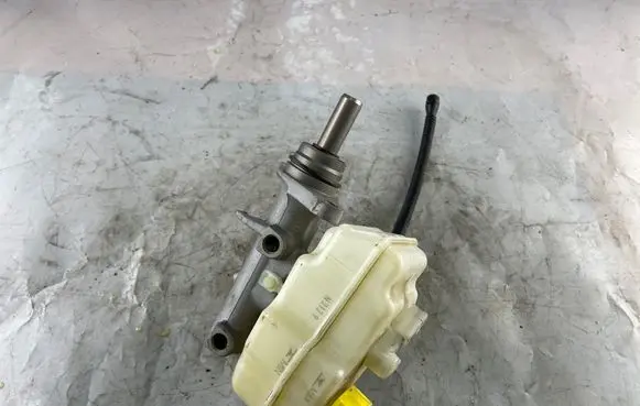 Seat Ibiza IV (6J,6P) Master brake cylinder 6R0611301A