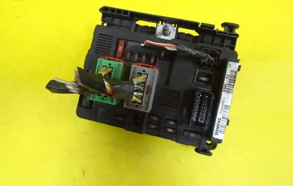 Peugeot Partner Fuse box set 964349898000