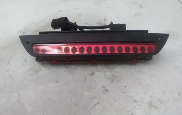 KIA Carens I Third/center stoplight