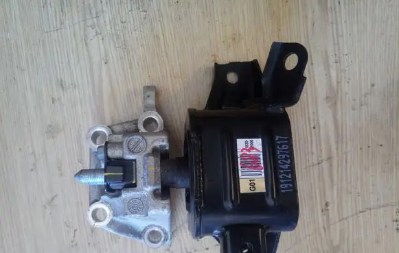 Hyundai Ioniq Engine mount bracket