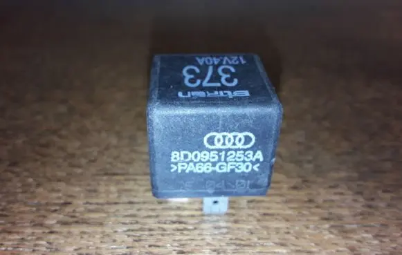 Audi A4 S4 B6 8E 8H Horn buzzer relay 8D0951253A