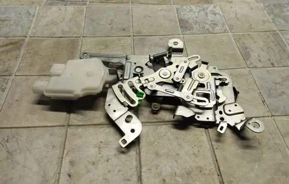 Mazda 5 Sliding door lock 