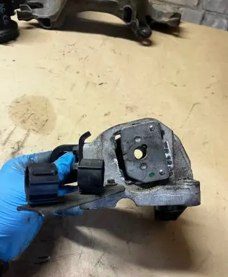 Engine mount bracket