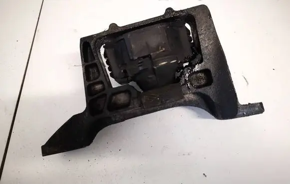 Volvo V50 Engine mount bracket