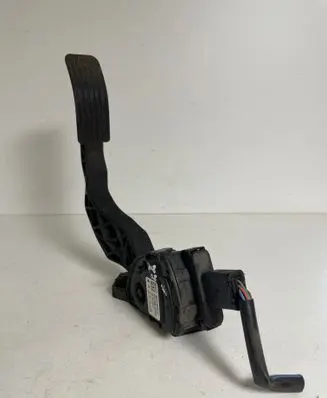 Accelerator throttle pedal