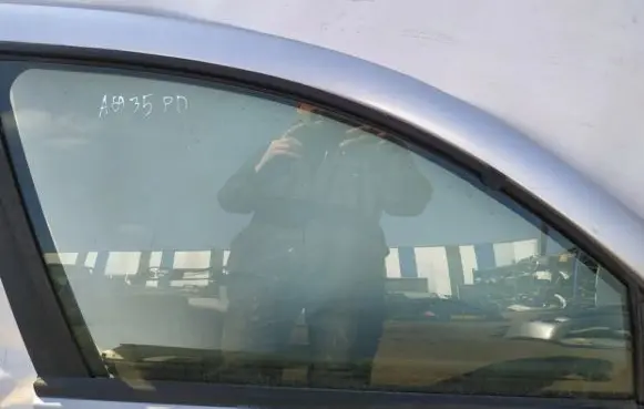 Nissan Almera N16 Front door window glass four-door