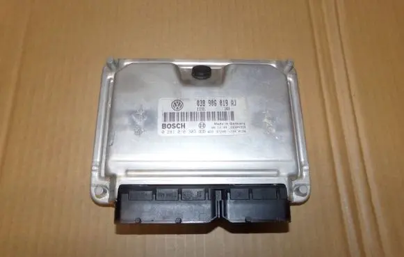 Volkswagen PASSAT B5 Engine control unit/module 0281010303