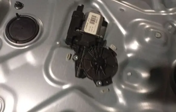 KIA Ceed Front door window regulator motor 402054D