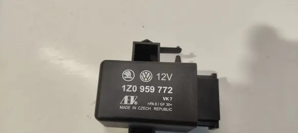 Volkswagen PASSAT B6 Seat heating relay 1Z0959772