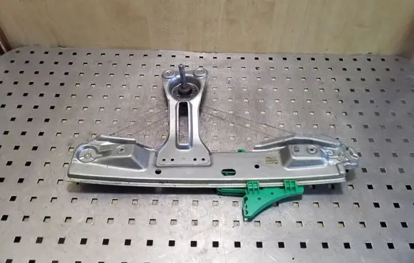 Rear door manual window regulator
