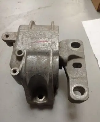 Volkswagen Routan Engine mounting bracket 199262